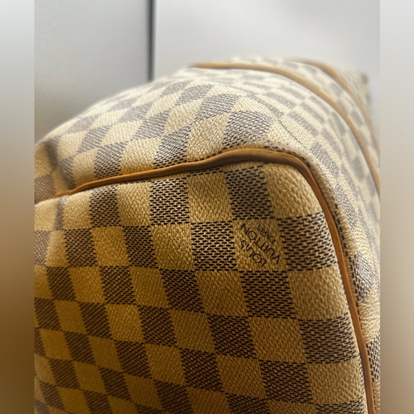 Louis Vuitton Damier Azure double zippered Keepall. - Picture 13 of 16